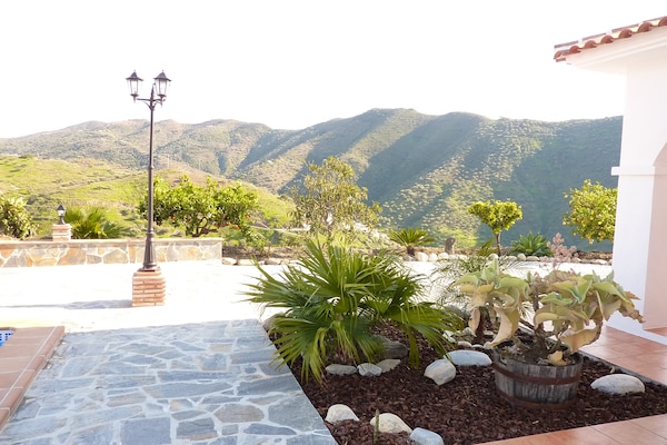 Foto van Vakantiehuis in Canillas bij Strand - Vakantiehuis in Canillas de Aceituno - GardenSummer