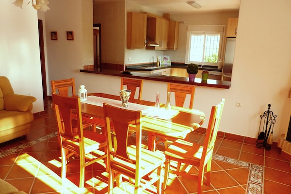 Foto van Vakantiehuis in Canillas bij Strand - Vakantiehuis in Canillas de Aceituno - DiningRoom