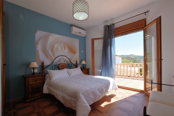 Foto van Familievilla met terras - Vakantiehuis in Sayalonga - BedRoom