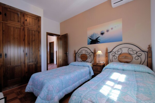 Foto van Familievilla met terras - Vakantiehuis in Sayalonga - BedRoom