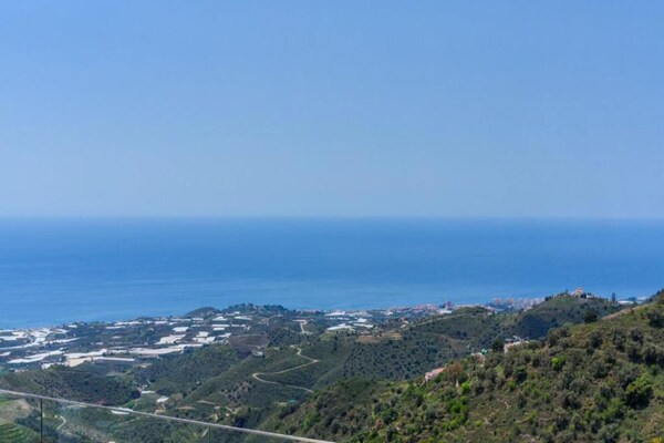 Foto van Familievilla met terras - Vakantiehuis in Sayalonga - AreaSummer5KM