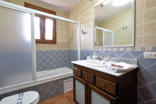 Foto van Familievilla met terras - Vakantiehuis in Sayalonga - BathRoom