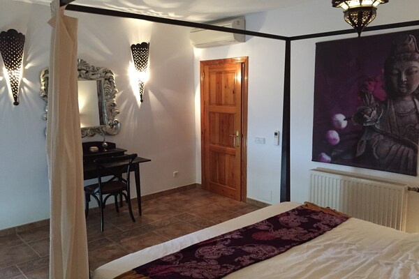Foto van Villa in Sayalonga met Privézwembad - Vakantiehuis in Sayalonga - BedRoom