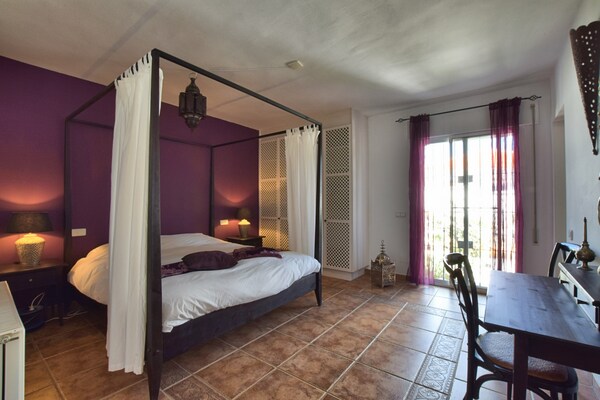 Foto van Villa in Sayalonga met Privézwembad - Vakantiehuis in Sayalonga - BedRoom
