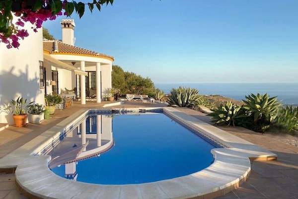 Foto van Villa in Arenas met uitzicht op zee - Vakantiehuis in Arenas - PoolOfHouse