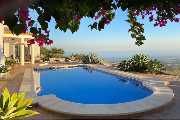 Foto van Villa in Arenas met uitzicht op zee - Vakantiehuis in Arenas - PoolOfHouse