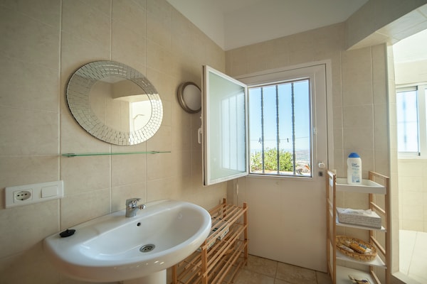 Foto van Villa in Arenas met uitzicht op zee - Vakantiehuis in Arenas - BathRoom