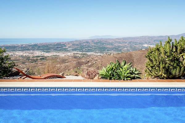 Foto van Villa in Arenas met uitzicht op zee - Vakantiehuis in Arenas - PoolOfHouse