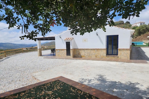 Foto van Villa Gabriel met privézwembad - Vakantiehuis in Canillas de Albaida - ExteriorSummer