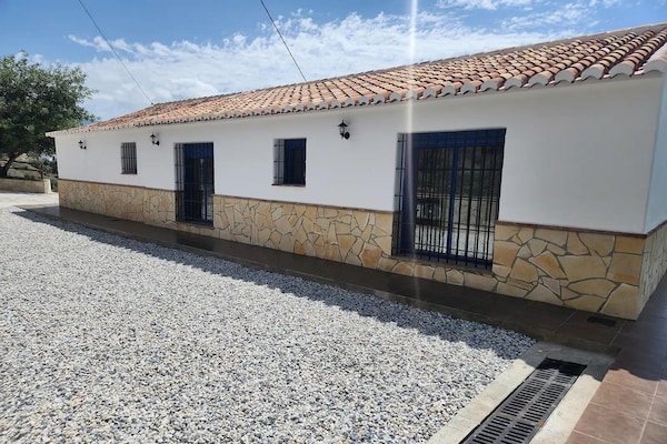 Foto van Villa Gabriel met privézwembad - Vakantiehuis in Canillas de Albaida - ExteriorSummer