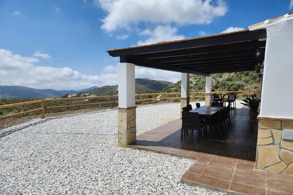 Foto van Villa Gabriel met privézwembad - Vakantiehuis in Canillas de Albaida - TerraceBalcony