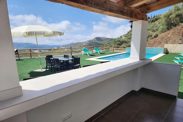 Foto van Villa Gabriel met privézwembad - Vakantiehuis in Canillas de Albaida - TerraceBalcony