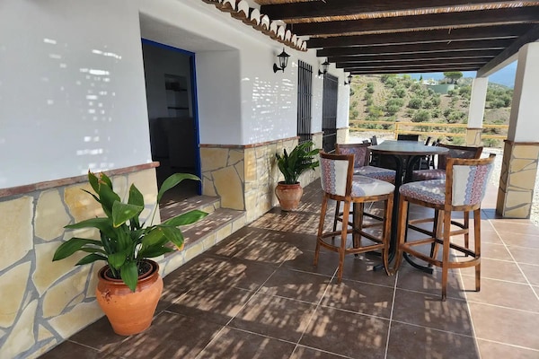 Foto van Villa Gabriel met privézwembad - Vakantiehuis in Canillas de Albaida - TerraceBalcony