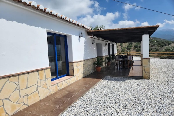 Foto van Villa Gabriel met privézwembad - Vakantiehuis in Canillas de Albaida - TerraceBalcony