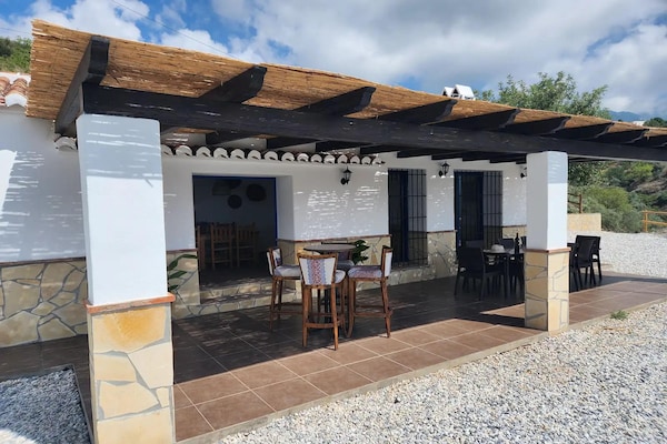 Foto van Villa Gabriel met privézwembad - Vakantiehuis in Canillas de Albaida - TerraceBalcony