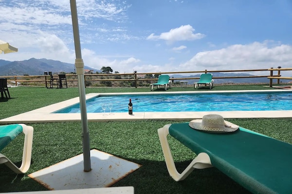 Foto van Villa Gabriel met privézwembad - Vakantiehuis in Canillas de Albaida - PoolOfHouse