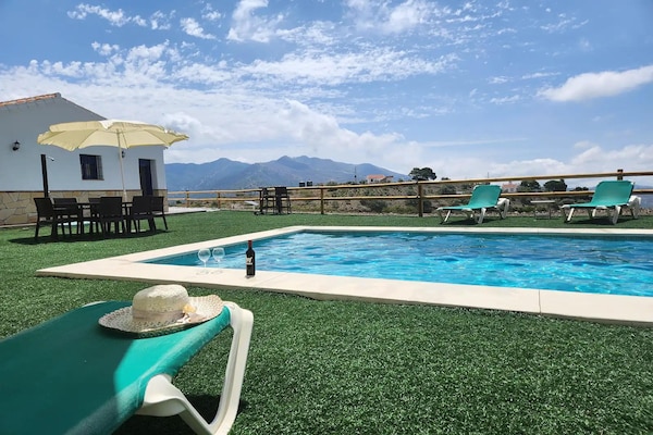 Foto van Villa Gabriel met privézwembad - Vakantiehuis in Canillas de Albaida - PoolOfHouse
