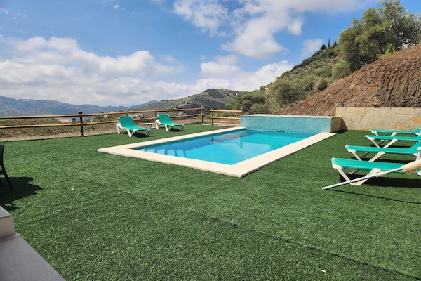 Foto van Villa Gabriel met privézwembad - Vakantiehuis in Canillas de Albaida - PoolOfHouse