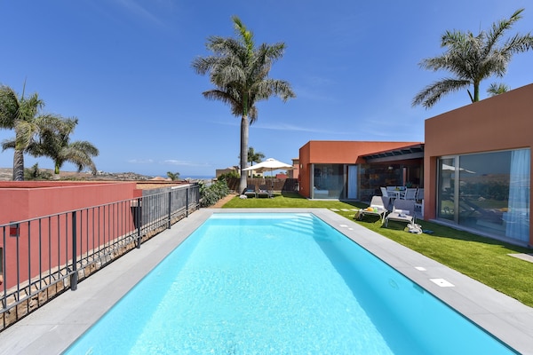 Foto van Villa in Salobre met Verwarmd Zwembad & Uitzicht - Vakantiehuis in San Bartolomé de Tirajana (maspalomas) - ExteriorSummer