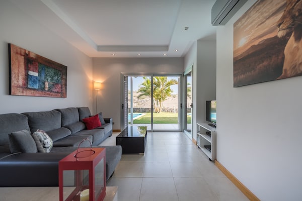 Foto van Villa in Maspalomas met verwarmd zwembad - Vakantiehuis in San Bartolomé de Tirajana - LivingRoom