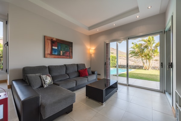Foto van Villa in Maspalomas met verwarmd zwembad - Vakantiehuis in San Bartolomé de Tirajana - LivingRoom