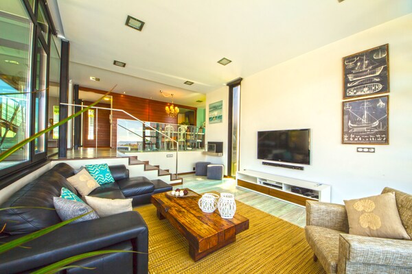 Foto van Panoramische villa met uitzicht op zee en zwembad - Vakantiehuis in Sansenxo, Pontevedra - LivingRoom