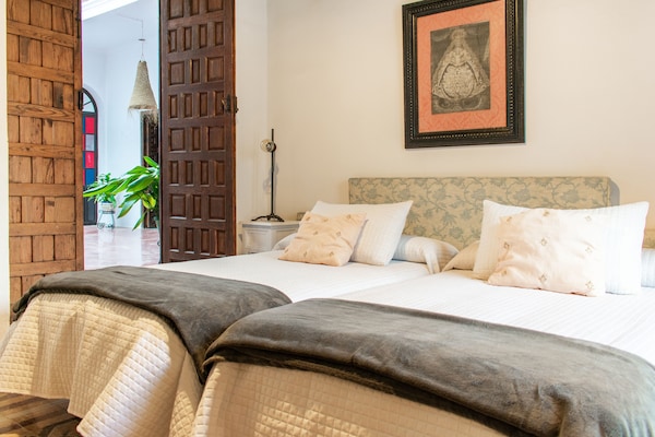 Foto van Mooi herenhuis in Fuentes de Andalucía met een privézwembad - DiningRoom