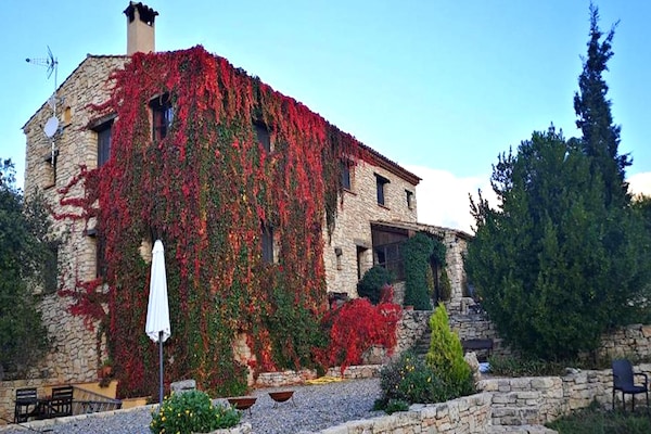 Foto van Vakantiehuis in Montblanc met zwembad - Vakantiehuis in Rojals - ExteriorSummer