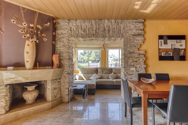 Foto van Villa vlakbij strand en wijngaarden - Vakantiehuis in El Vendrell - LivingRoom