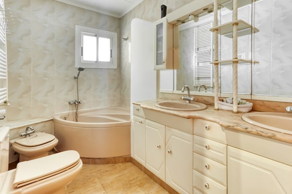 Foto van Villa vlakbij strand en wijngaarden - Vakantiehuis in El Vendrell - BathRoom