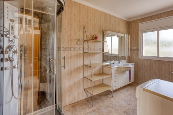 Foto van Villa vlakbij strand en wijngaarden - Vakantiehuis in El Vendrell - BathRoom