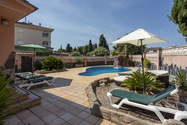 Foto van Villa vlakbij strand en wijngaarden - Vakantiehuis in El Vendrell - PoolOfHouse