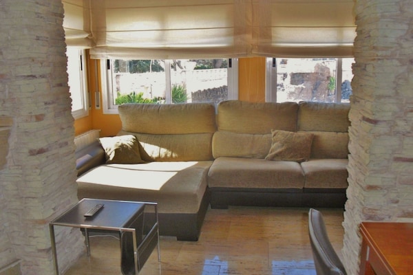 Foto van Villa vlakbij strand en wijngaarden - Vakantiehuis in El Vendrell - LivingRoom