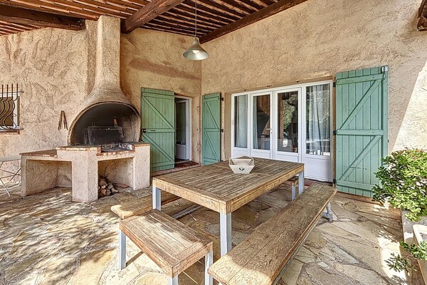 Foto van Villa in Mouans-Sartoux met Zwembad & Strand - Vakantiehuis in Mouans-Sartoux - ExteriorSummer
