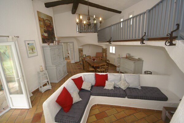 Foto van Villa in Mouans-Sartoux met Zwembad & Strand - Vakantiehuis in Mouans-Sartoux - LivingRoom