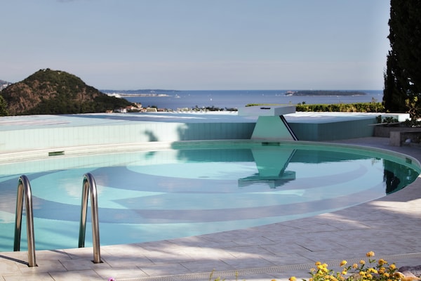 Foto van Weelderig ontworpen villa met uitzicht op zee - Vakantiehuis in Mandelieu-la-Napoule - PoolOfHouse