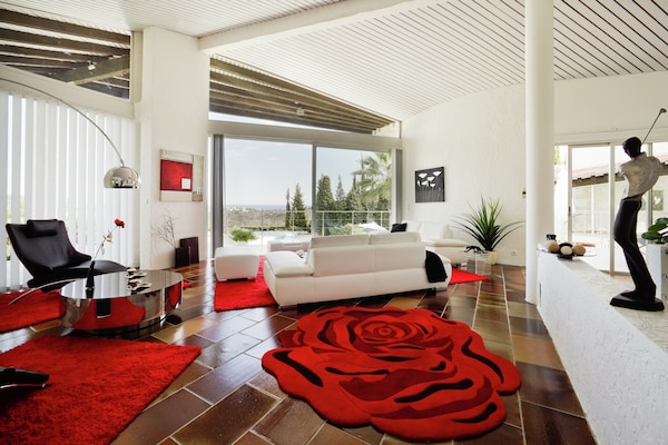 Foto van Weelderig ontworpen villa met uitzicht op zee - Vakantiehuis in Mandelieu-la-Napoule - LivingRoom