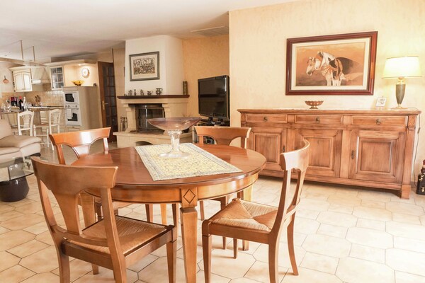 Foto van Chique zwembadretraite in Narbonne - Vakantiehuis in Narbonne - DiningRoom