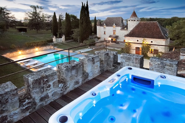 Foto van Kasteel in Nouvelle-Aquitaine met zwembad & uitzicht - ExteriorSummer