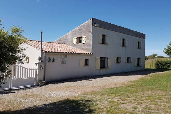 Foto van Villa Retreat met zwembad en huisdieren - Vakantiehuis in Vélieux - ExteriorSummer