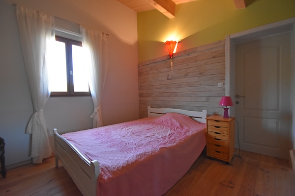 Foto van Villa Retreat met zwembad en huisdieren - Vakantiehuis in Vélieux - BedRoom