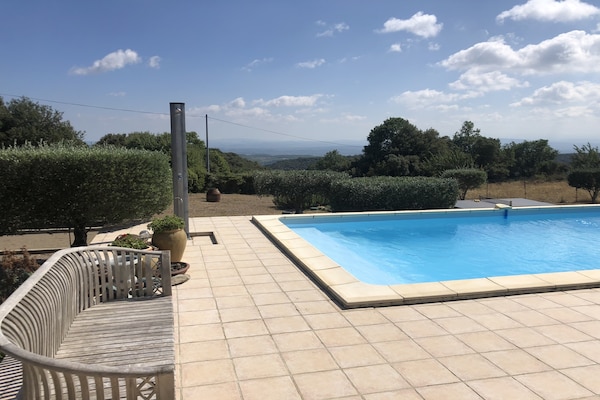 Foto van Villa Retreat met zwembad en huisdieren - Vakantiehuis in Vélieux - ExteriorSummer