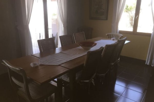 Foto van Villa Retreat met zwembad en huisdieren - Vakantiehuis in Vélieux - DiningRoom