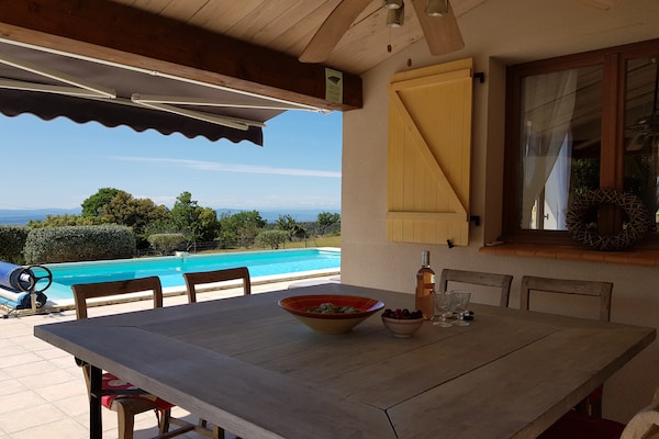 Foto van Villa Retreat met zwembad en huisdieren - Vakantiehuis in Vélieux - TerraceBalcony