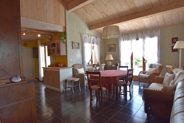 Foto van Villa Retreat met zwembad en huisdieren - Vakantiehuis in Vélieux - LivingRoom