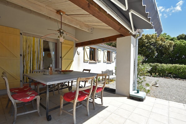 Foto van Villa Retreat met zwembad en huisdieren - Vakantiehuis in Vélieux - TerraceBalcony