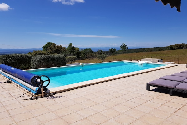 Foto van Villa Retreat met zwembad en huisdieren - Vakantiehuis in Vélieux - PoolOfHouse