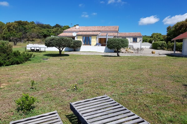 Foto van Villa Retreat met zwembad en huisdieren - Vakantiehuis in Vélieux - GardenSummer