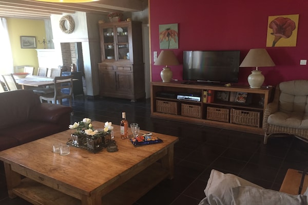 Foto van Villa Retreat met zwembad en huisdieren - Vakantiehuis in Vélieux - LivingRoom