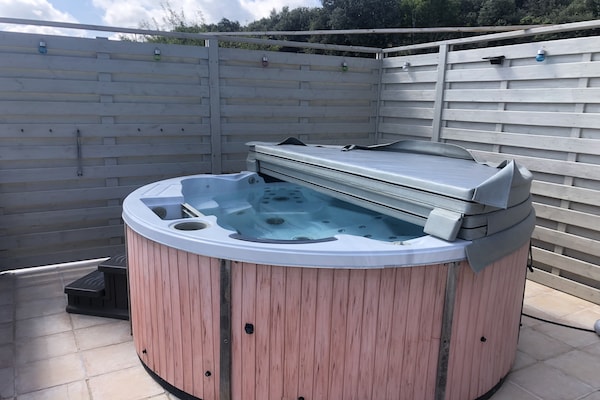Foto van Villa Retreat met zwembad en huisdieren - Vakantiehuis in Vélieux - ExteriorSummer